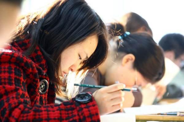 本人要参加期货从业资格考试，需要高中文凭，我没有。大学生在校证明可以不！
