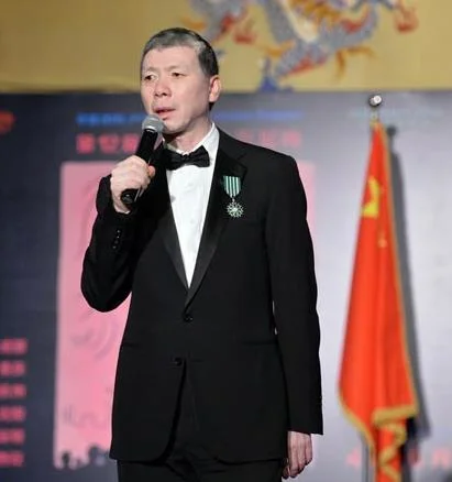 当年一纸对赌协议，冯小刚从华谊兄弟圈走十个亿，如今双方的境况有何不同？