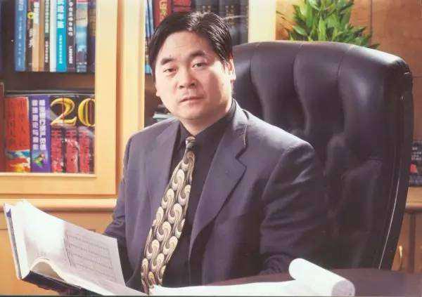 如何看待王振华儿子接任新城控股董事长一事？