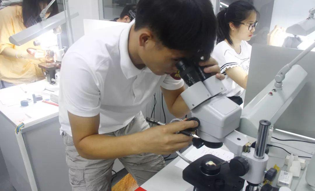 珠宝及贵重金属制造工这个行业,你觉得适合年轻人来做吗?