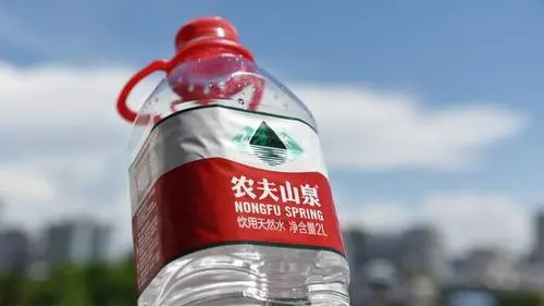 农夫山泉“福岛白桃”风波致使公司股价大跌，此事给业内敲醒了怎样的警钟？