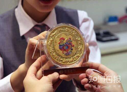 临近年末贺岁贵金属火热 鸡年纪念币成收藏热门